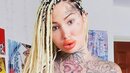 Изуродовавшая себя тату и пластикой модель показала фото до: кадры заставят вздрогнуть