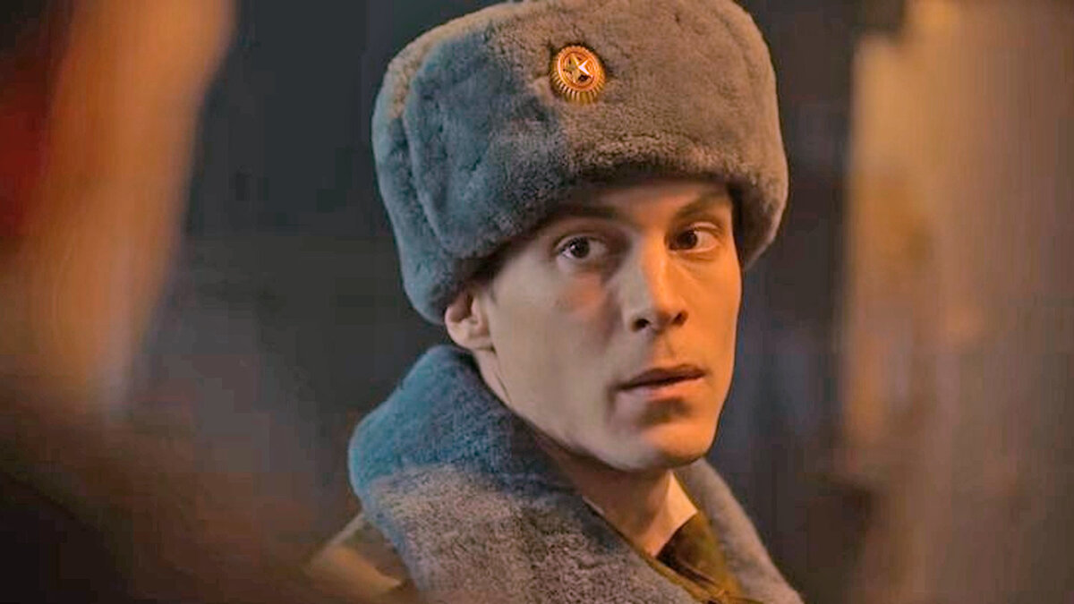 Кадр из сериала «Аутсорс» (2025), Иван Янковский
