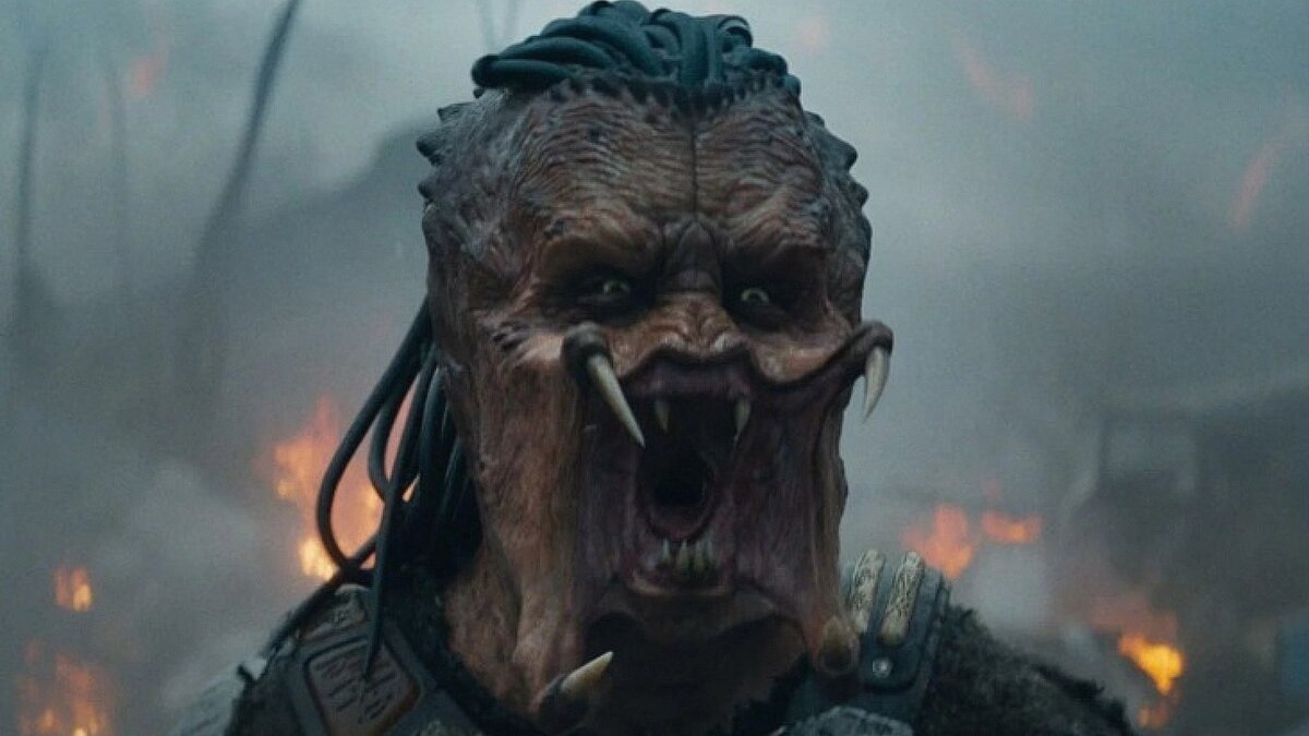 Его трофеи — человеческие черепа, но главный секрет другой: с какой планеты прилетел Хищник? Кадр из фильма «Хищник: Планета смерти»