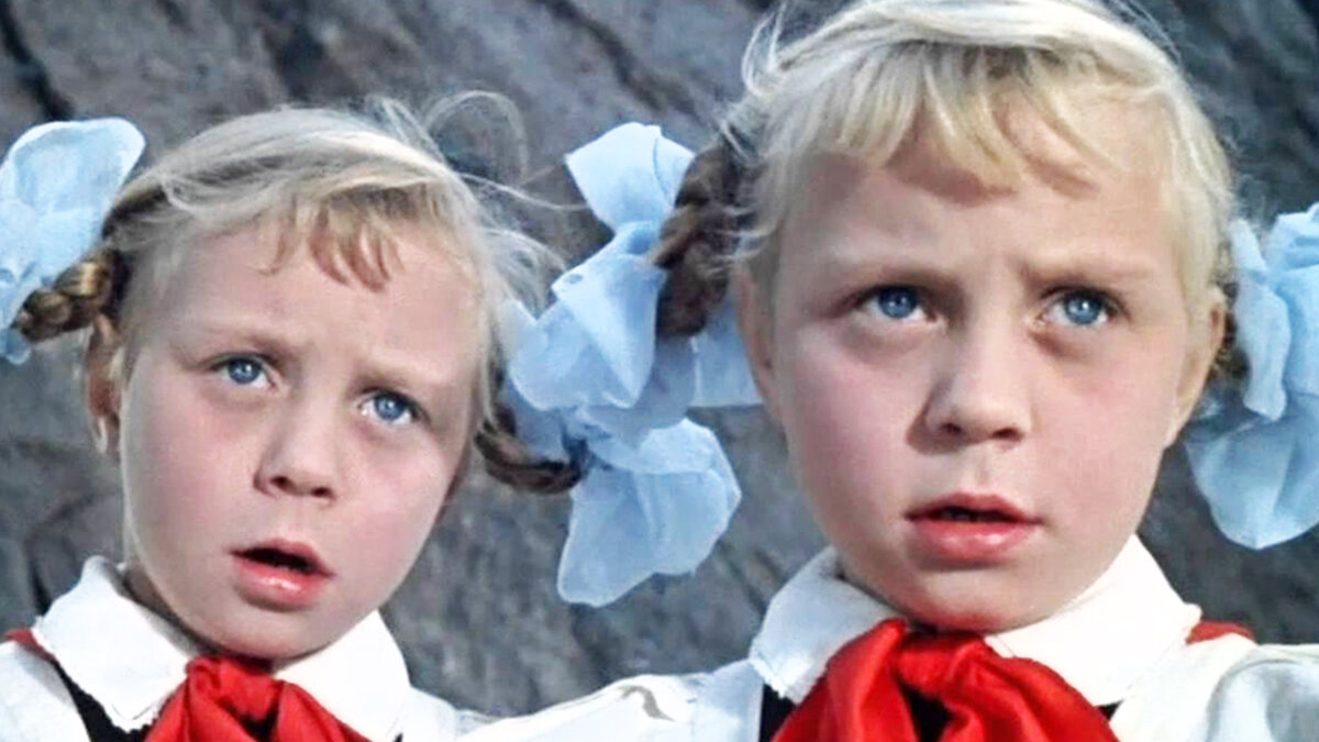 Детский триумф и смерть в позорной безвестности: что стало с сестрами Олей и Яло из фильма «Королевство кривых зеркал»