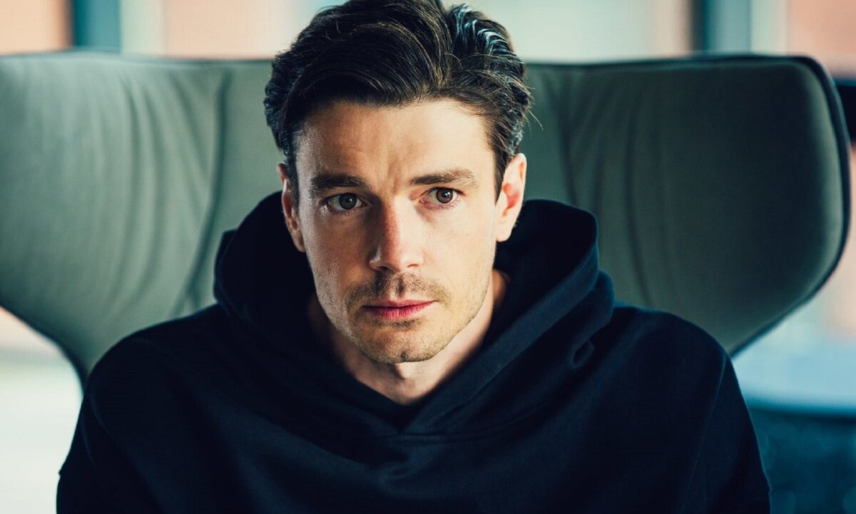 Кадр из сериала «Чужие деньги»