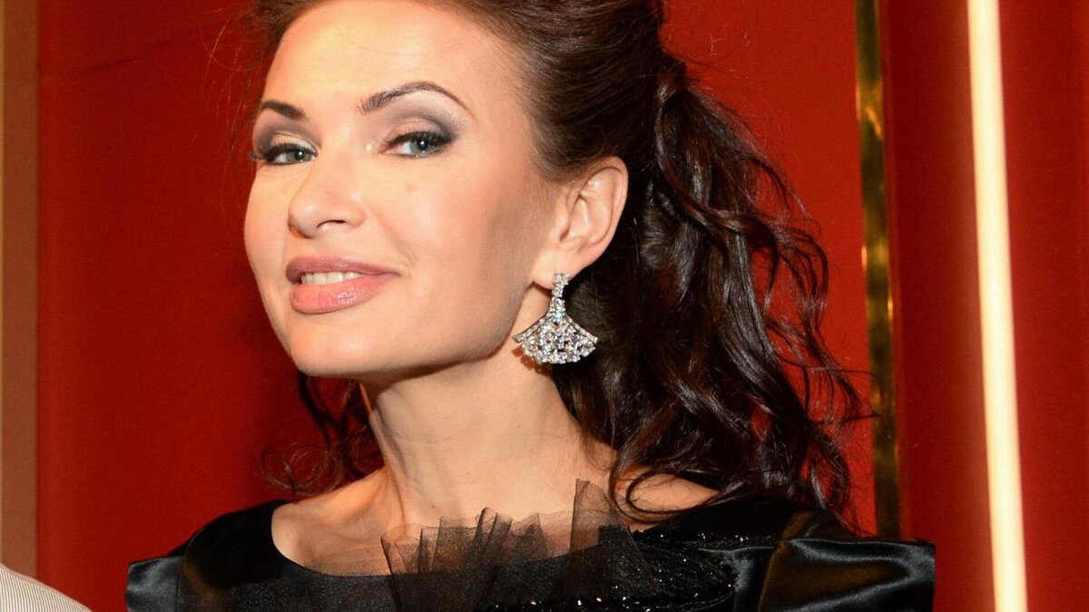 Эвелина бледанс до и после пластики Раскорячилась красиво": 52-летнюю Блёданс высмеяли за фото в комбинации