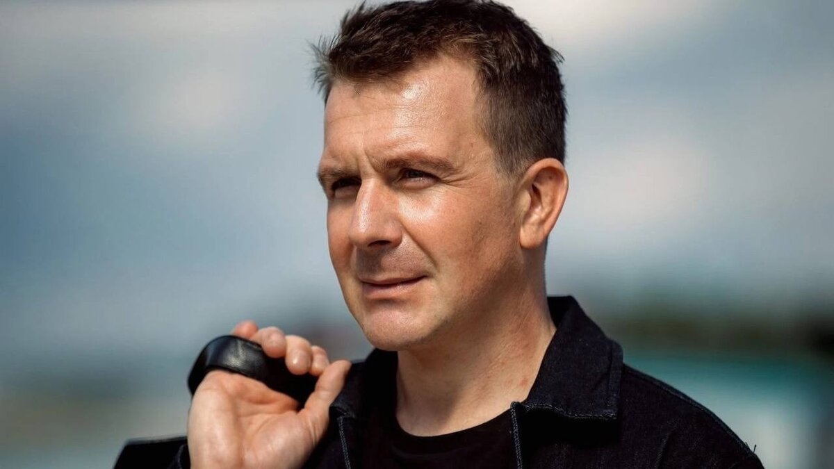 «Невский: Белый танец»: в новом сериале Васильев сменит пистолет на туфли с высоким каблуком — такой роли у него еще точно не было «Невский: Белый танец»: в новом сериале Васильев сменит пистолет на туфли с высоким каблуком — такой роли у него еще точно не было