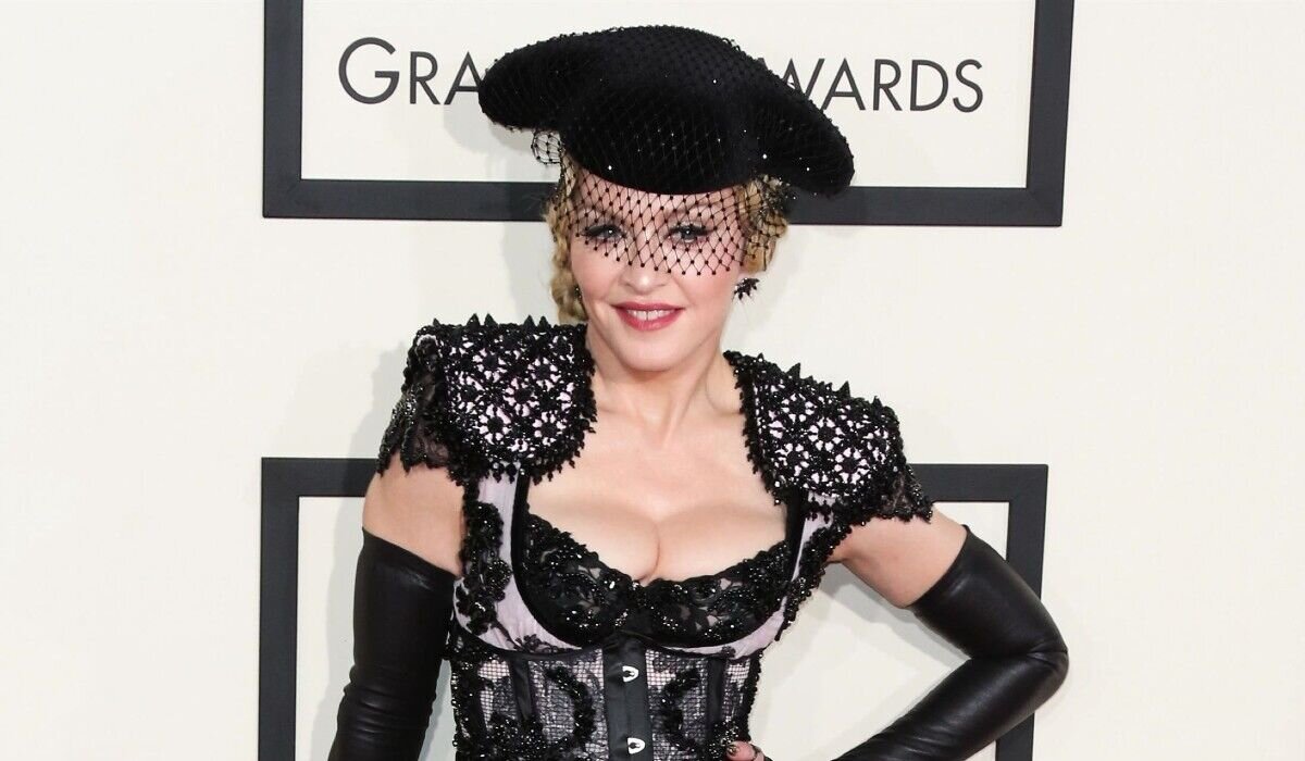 15-летний сын Мадонны устроил дефиле в шелковом платье: «Вот это крайне неожиданно»