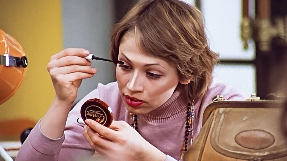 Лишь казалась качественной: косметика, которую советские женщины использовали на свой страх и риск