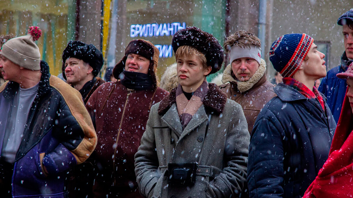Дороги из будущего и ляпы с авто: что не так с городом из «Слова пацана» (фото)