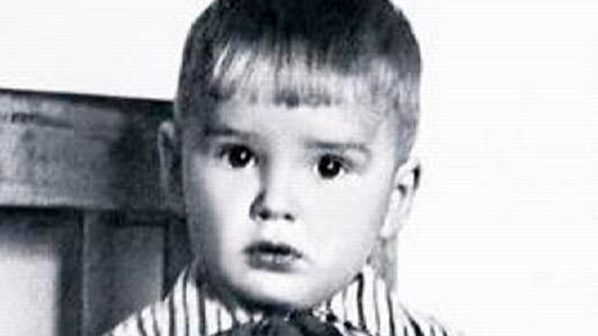 Из этого милого малыша вырос настоящий мачо: угадайте легендарного советского актера по его детскому фото