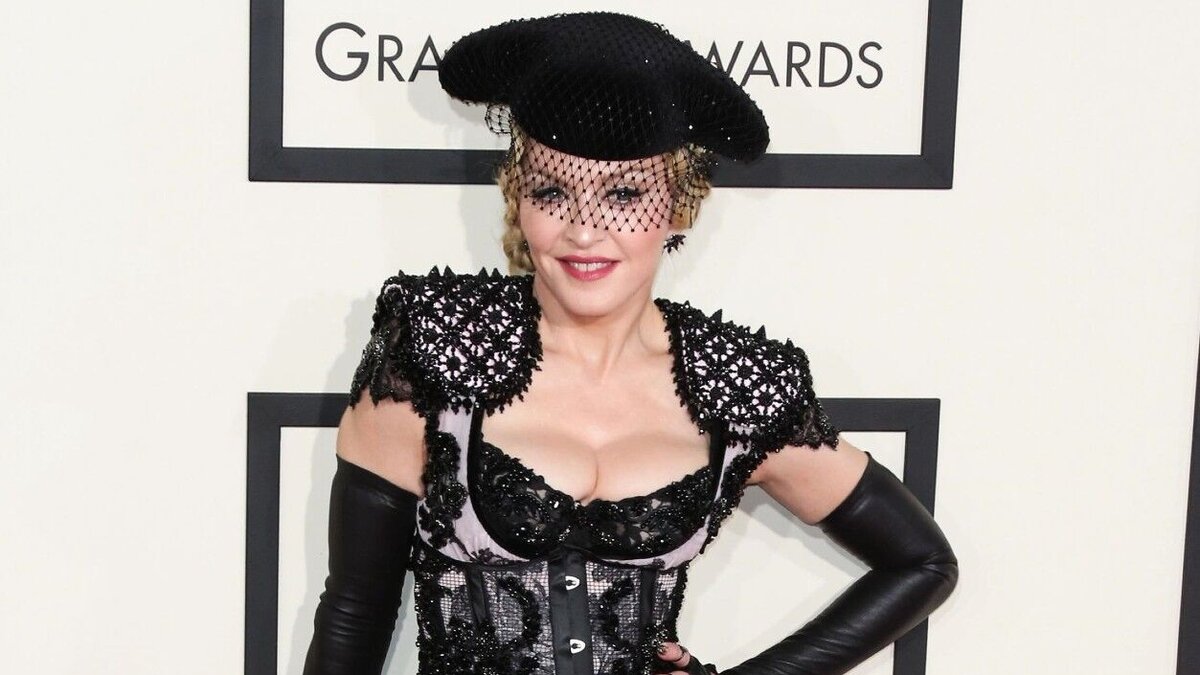 «Ждем, когда наденет»: Мадонна заказала в России пуховик и костюм