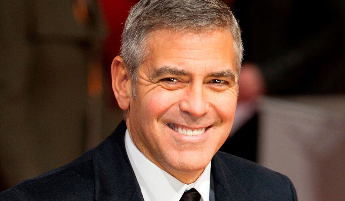 «Стоял на коленях 20 минут»: Джордж Клуни чуть не вывихнул бедро, делая предложение жене