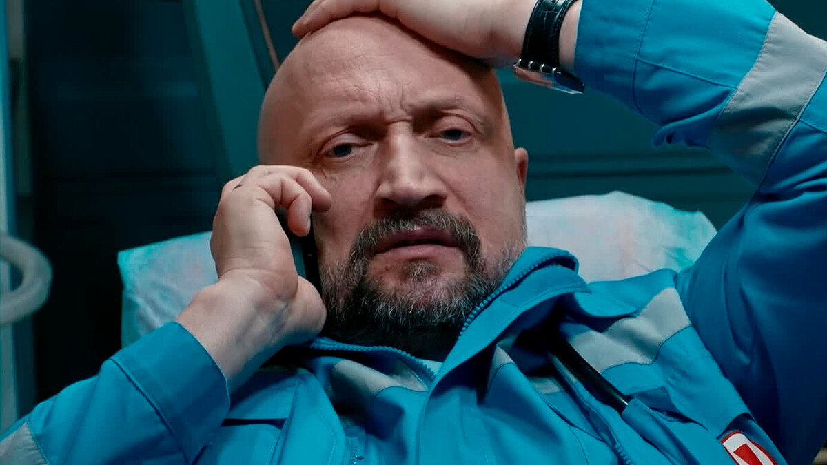 «Лысый, толстый, старый — ни рыба, ни мясо»: в 8 сезоне «Скорой помощи» хейт обрушился и на Куценко, а все из-за сценария Кадр из сериала «Скорая помощь»