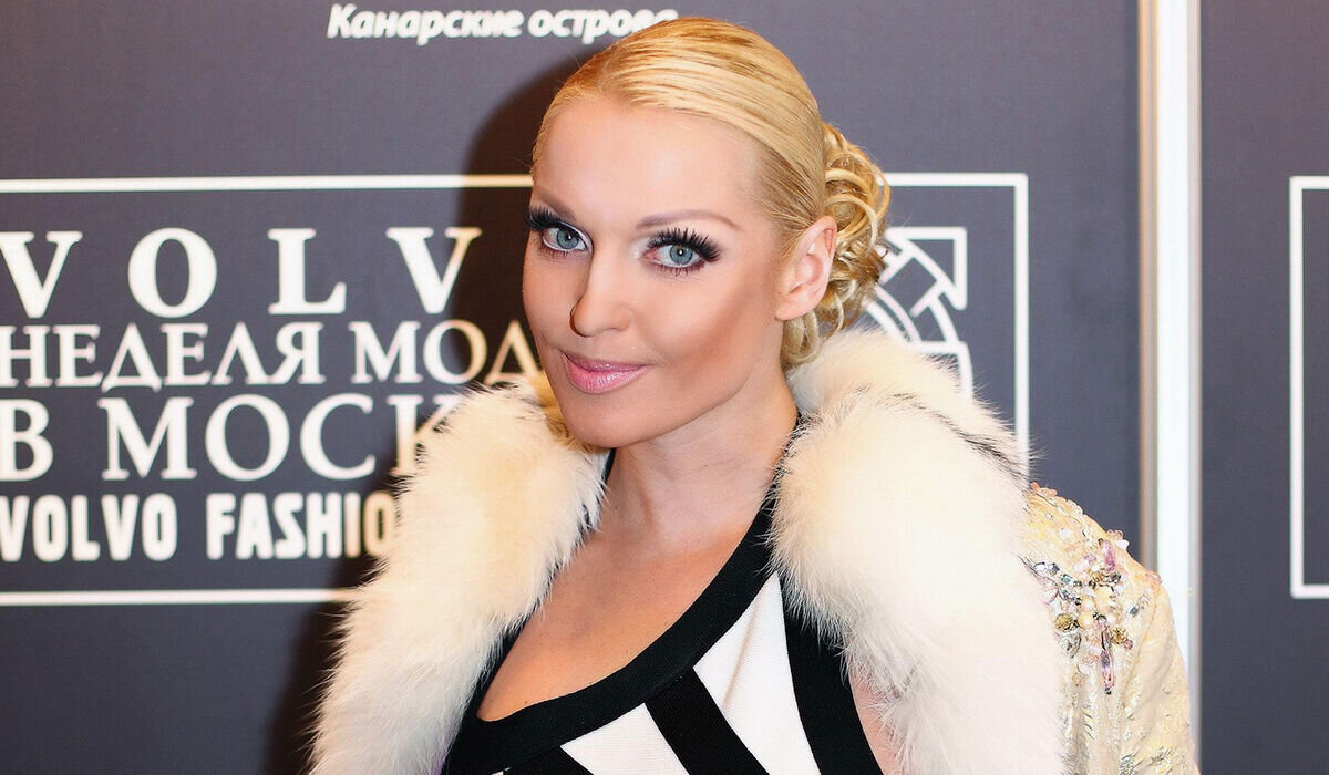 «Так шпагат еще длиннее»: 44-летняя Волочкова показала растяжку в бикини и ластах