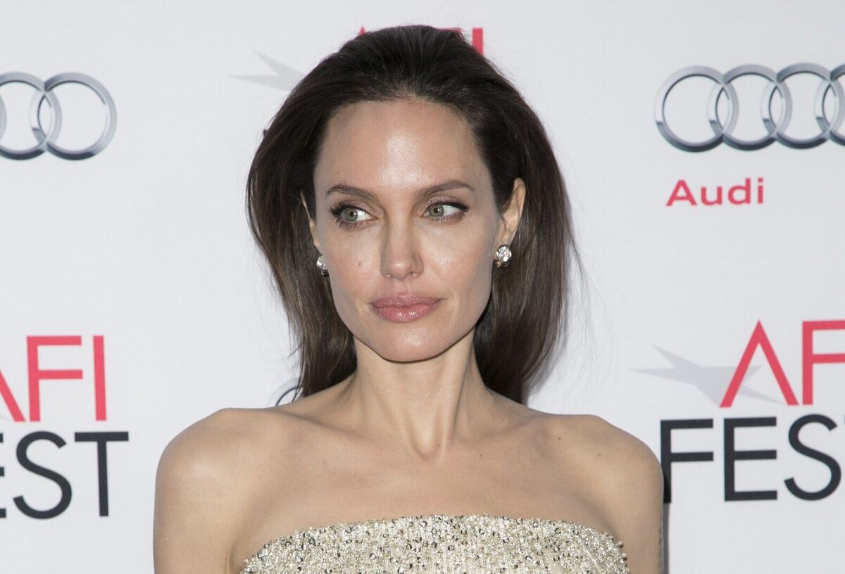 Вдвое тоньше дочери: 45-летняя Анджелина Джоли в прозрачной блузке снова удивила худобой