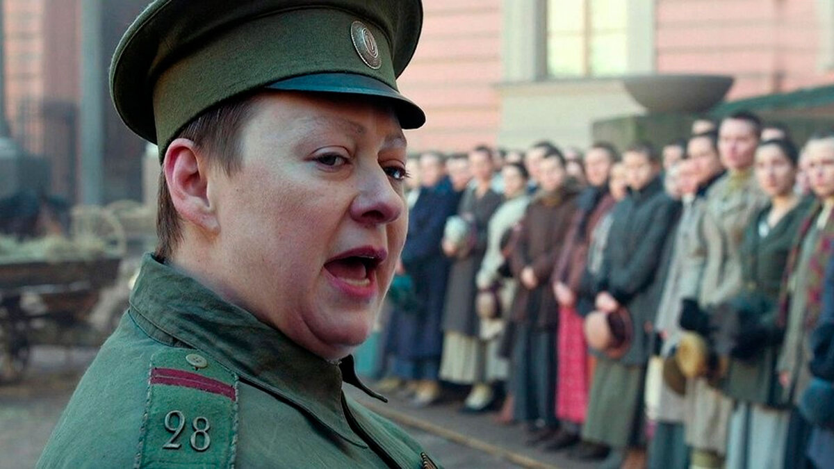 «В “Батальоне” она меня потрясла»: почему Аронова обошла глянцевых звезд и стала в 2025 году №1 по версии зрителей — даже кинокритики в приятном шоке Кадры из фильма «Батальонъ» (2014)