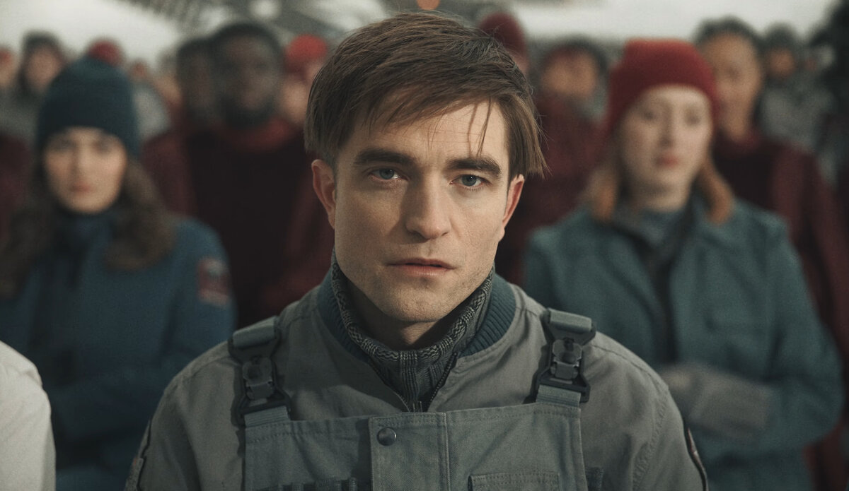 Роберт Паттинсон в фильме «Микки 17»