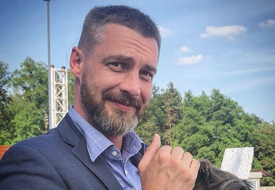 «Наконец-то похож на себя»: Антона Батырева с седой бородой и морщинами «потроллили» в сети