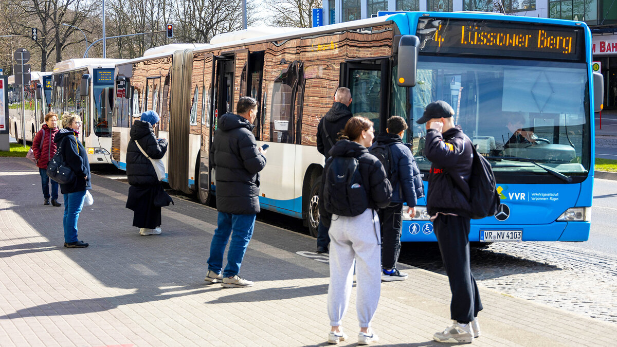 Автобусов нет, а пользу приносят: зачем в Германии установлены поддельные остановки