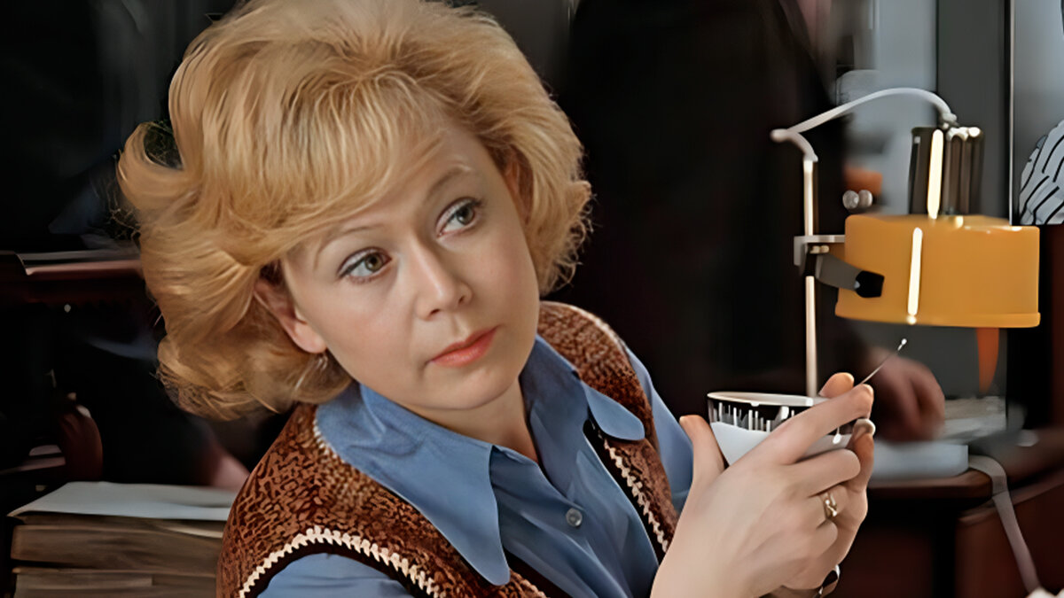Светлана Немоляева в фильме «Служебный роман» (1977)