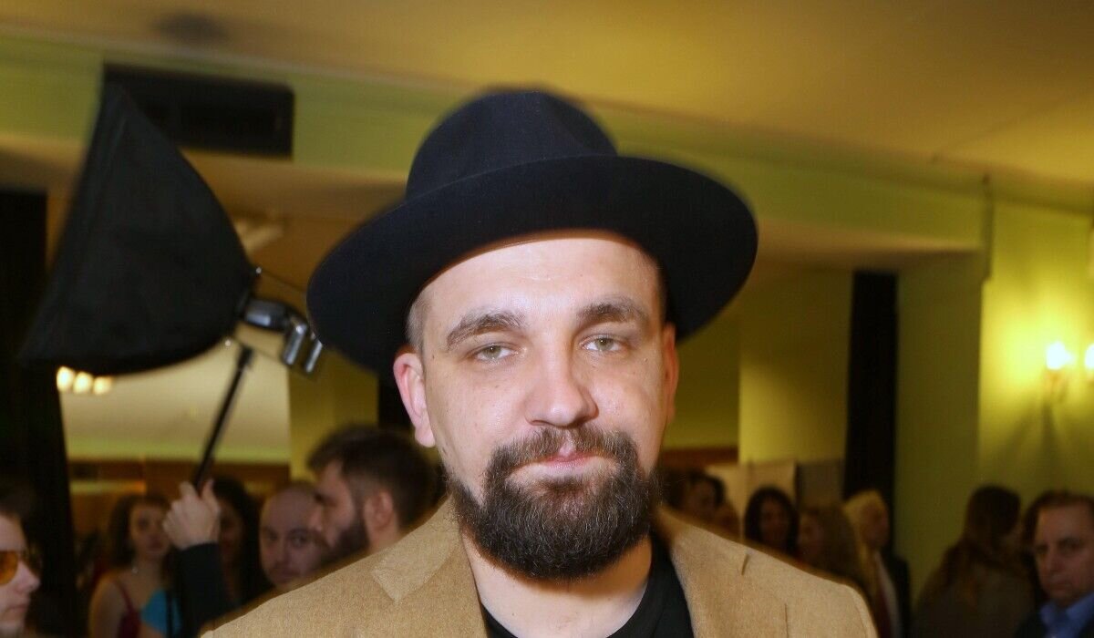 Баста показал редкое архивное фото с молодой красавицей-мамой: «Спасибо за мои 41»