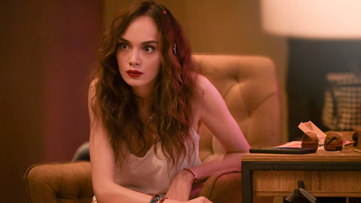 В 2023 году эта история наделала много шума: в основе российского триллера – реальное громкое дело Андроновой, у которой украли голос в век ИИ «Синтетика»