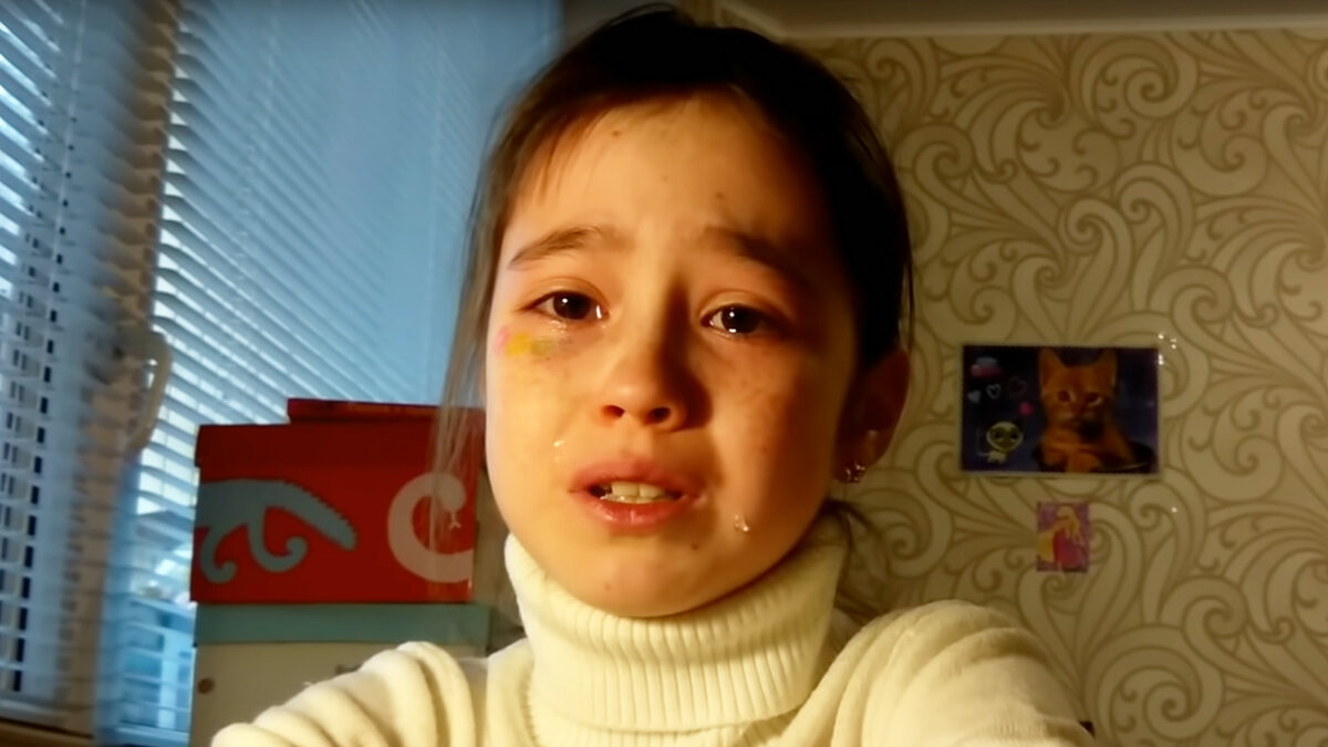 «Никто не пришел на фан-встречу»: что стало с плачущей девочкой из мема (фото)