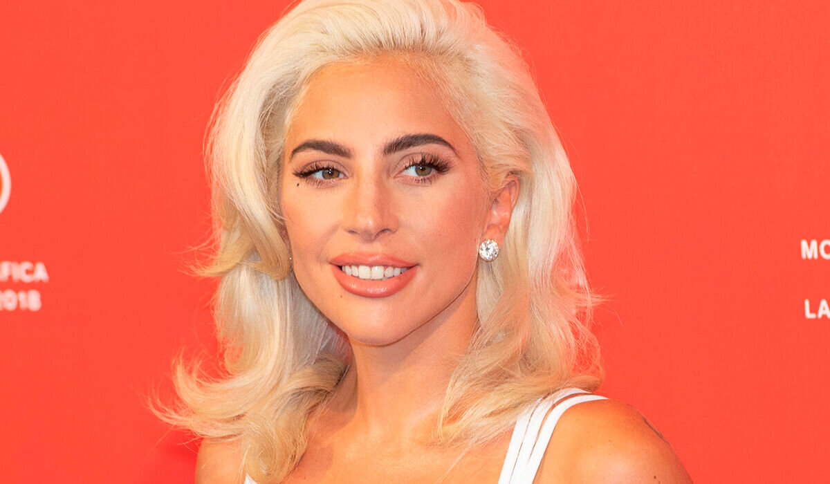 «Сейчас грудь выскочит»: Леди Гага в топе без бюстгальтера удивила соцсети