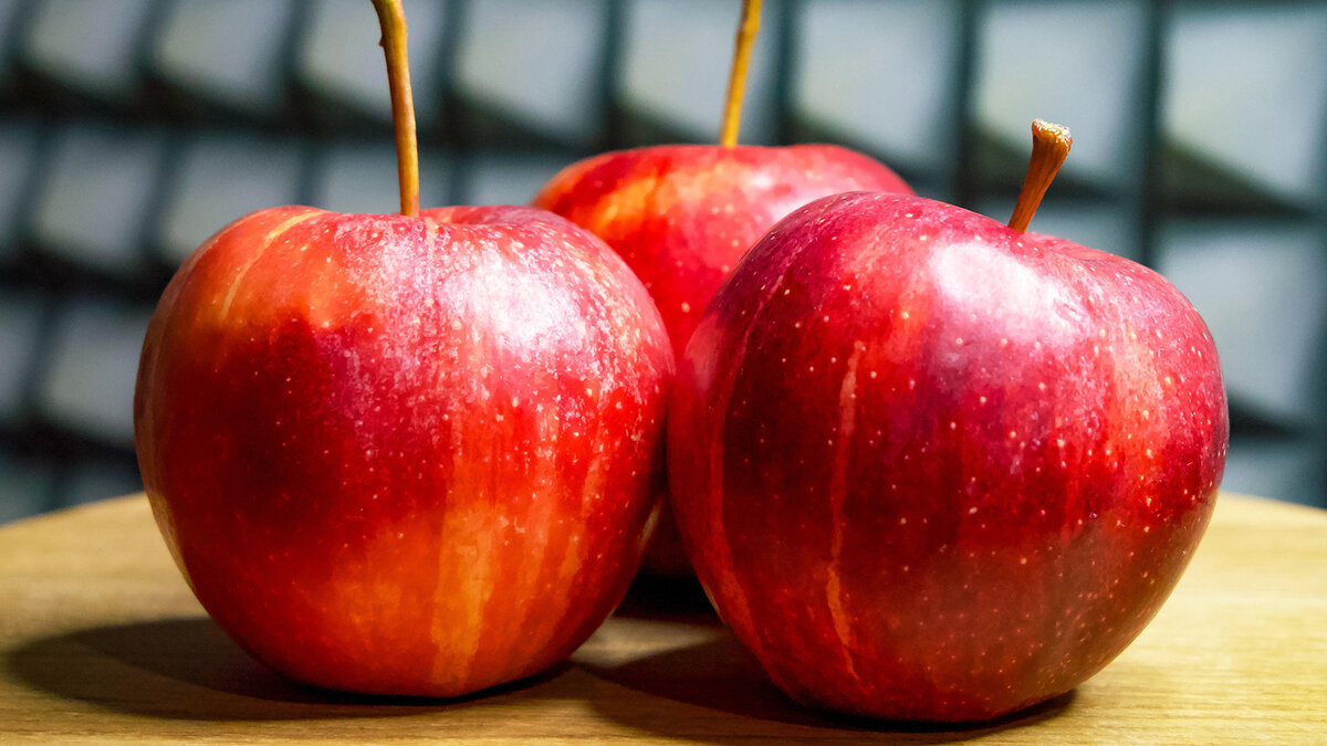Даже цвет необычный: в Китае выращивают самые редкие и дорогие яблоки