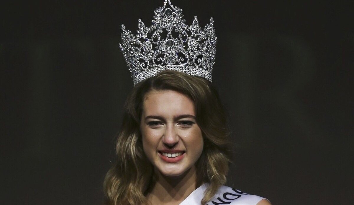 «Должно быть стыдно»: лишенную короны «Мисс Турцию» жестко критикуют за фото возле руин