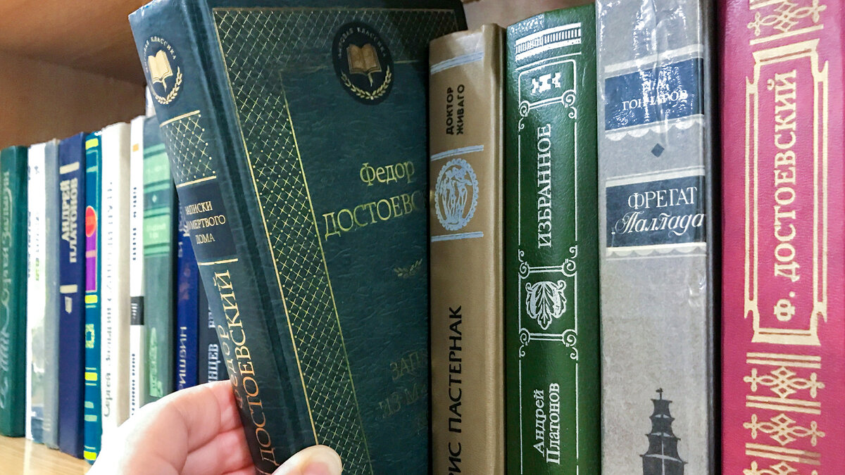 За Маяковского и Достоевского платят миллионы: эти советские книги зря пылятся на вашей полке
