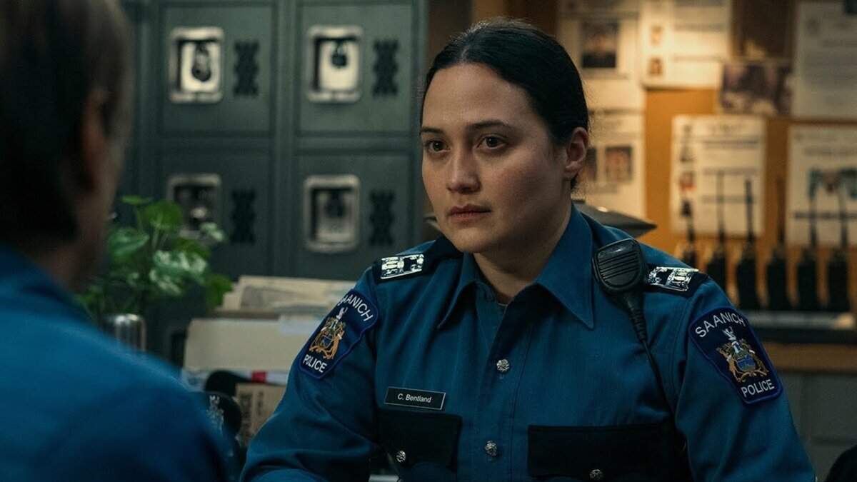 Кадр из сериала «Под мостом» (2024)