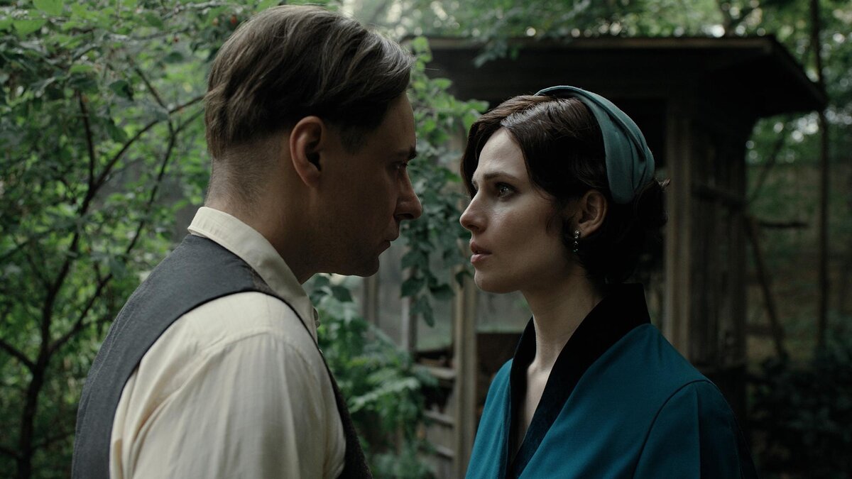 После «Мастера и Маргариты» Снигирь и Цыганов снова снялись вместе: получилось фэнтези про девочку с удивительным голосом Кадр из фильма "Мастер и Маргарита"