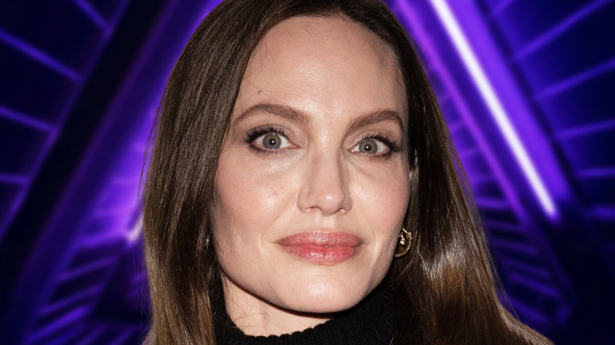 Пухлые щеки и наливная грудь: не верится, но это на самом деле о Джоли (фото)