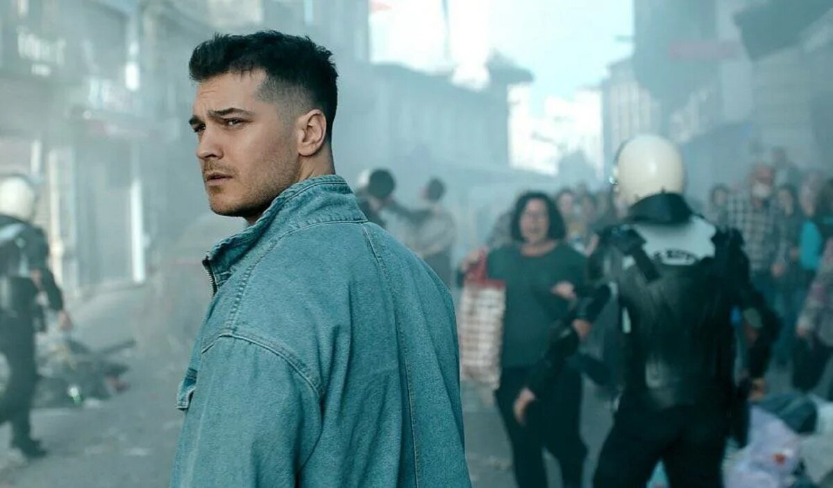 Этот турецкий красавчик покорил фанатов Netflix: 3 сериала с Чагатаем Улусоем, которые заслуживают вашего внимания