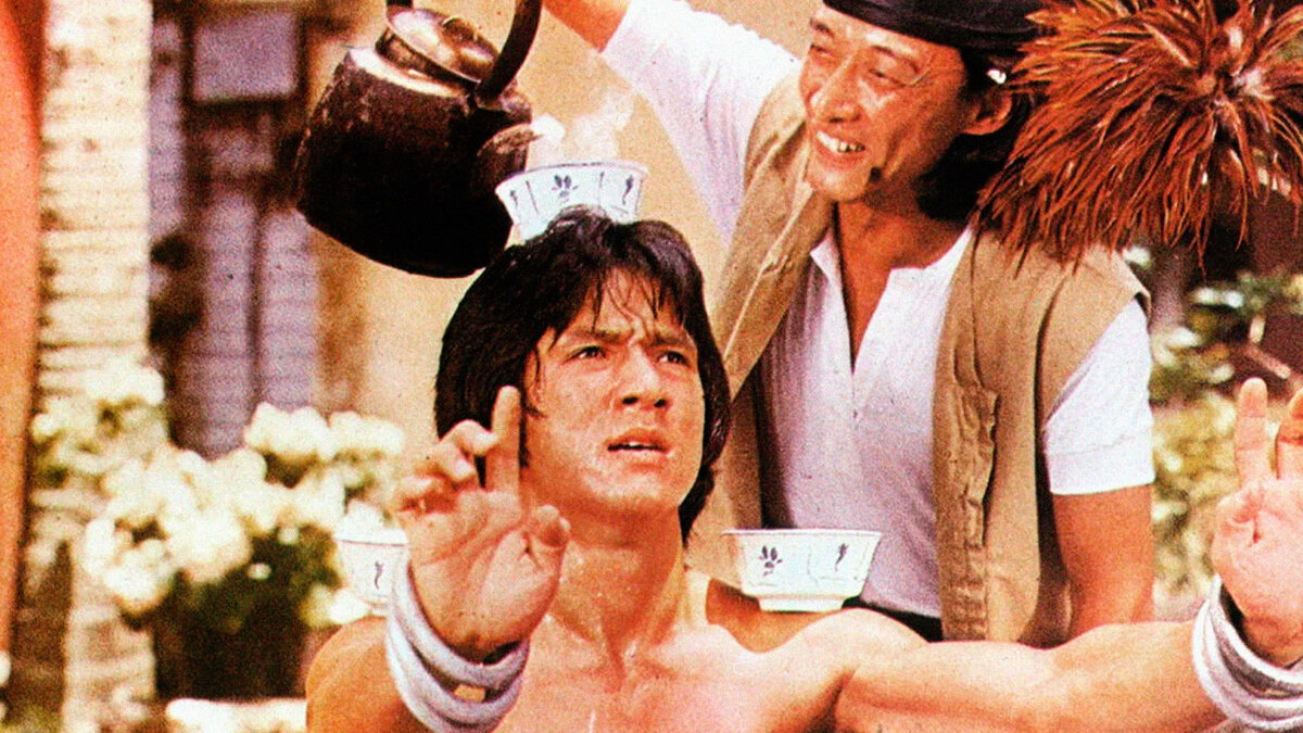 Хохот и кунг-фу в одном флаконе: самые смешные комедии с Джеки Чаном, от которых можно живот надорвать Кадр из фильма «Пьяный мастер»