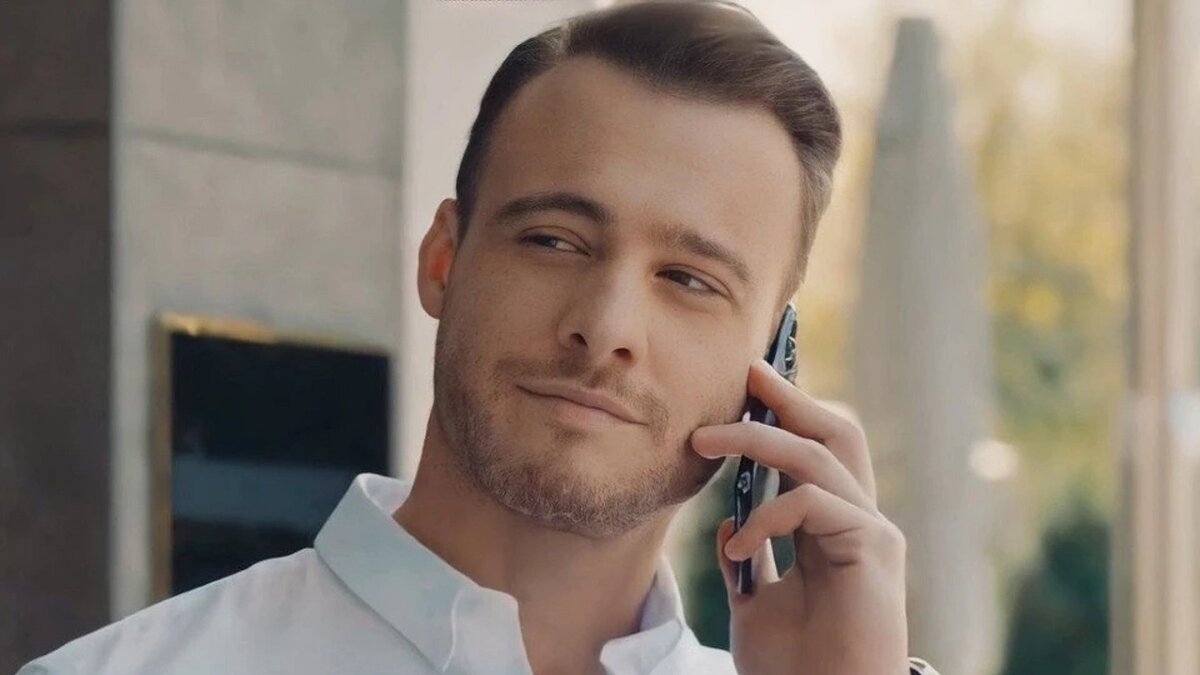 Внешне ничуть не уступает Бюрсину: вот кто подарил голос Серкану Болату в сериале «Постучись в мою дверь» (фото)