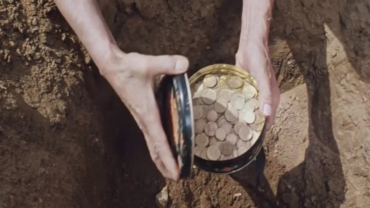 Вся деревня была в шоке, когда россиянка нашла в своем огороде золотые монеты: старые и ценные