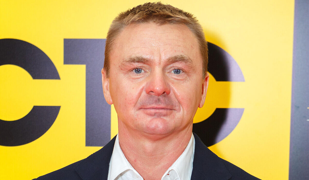 «Ножки — супер»: звезда «Физрука» Владимир Сычев похвастался фигурой жены в мини-шортах