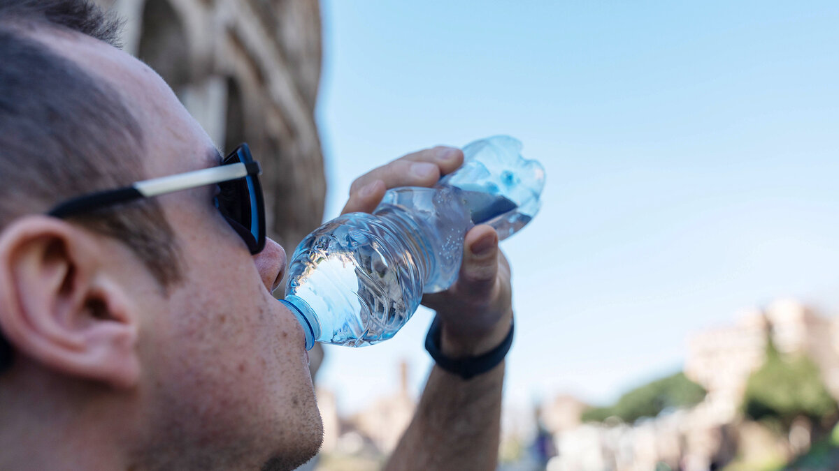 Американцы пьют воду с необычной добавкой: в России под запретом