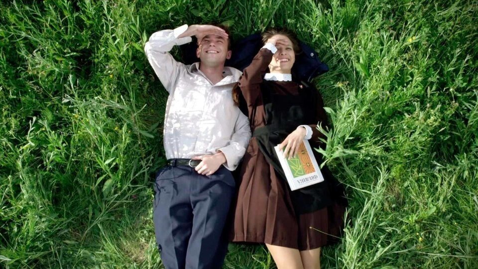 Кадр из сериала «Обнимая небо» (2013)