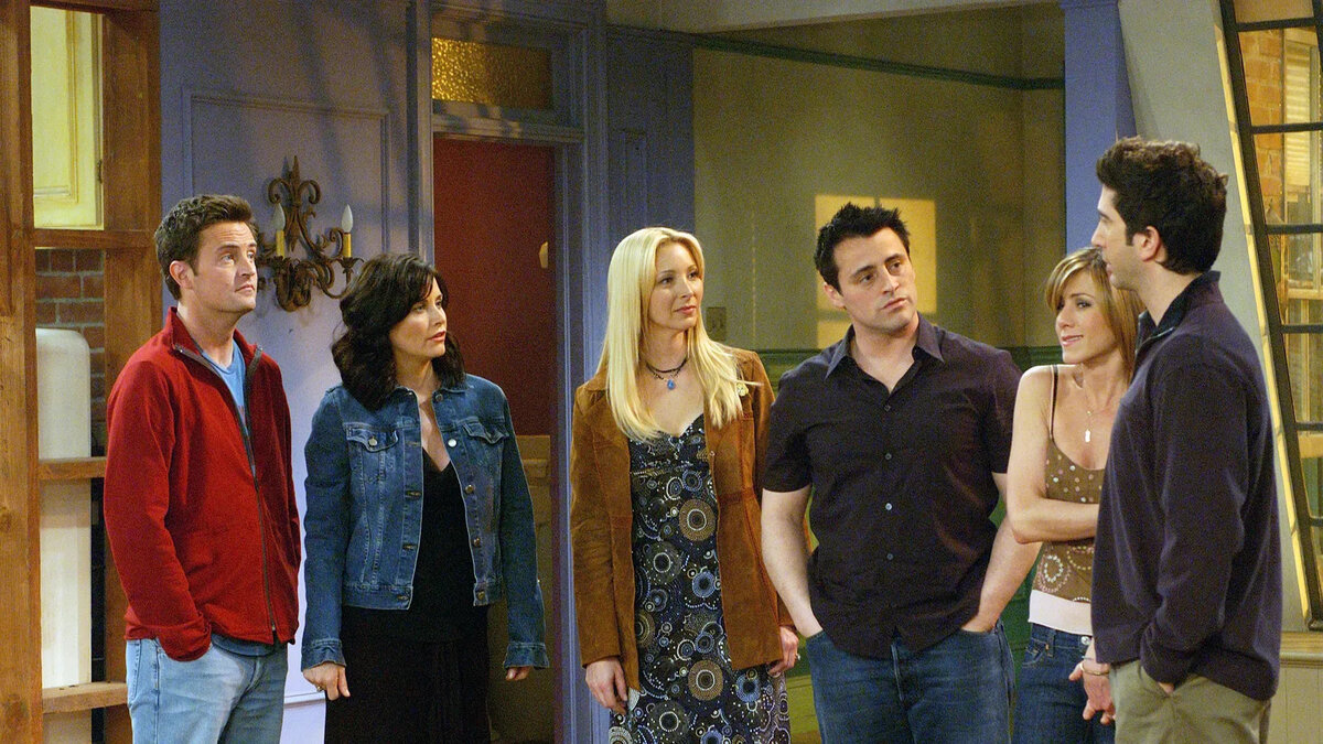 Афиша с кенгуру-боксером и агитационный плакат времен СССР: все отсылки к России в культовом сериале «Друзья» Кадр из сериала «Друзья»