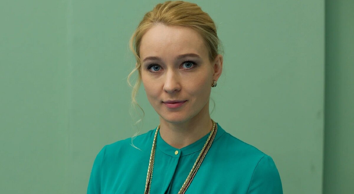Стала другим человеком, но отрицает пластику: хирург раскрыл секрет преображения звезды «Физрука»