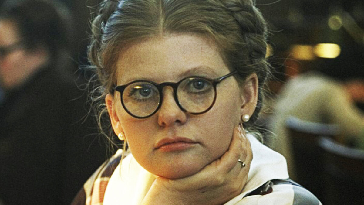 «Облизывал» ее следы: почему Муравьева полгода отказывалась от роли в «Самой обаятельной и привлекательной» «Облизывал» ее следы: почему Муравьева полгода отказывалась от роли в «Самой обаятельной и привлекательной»