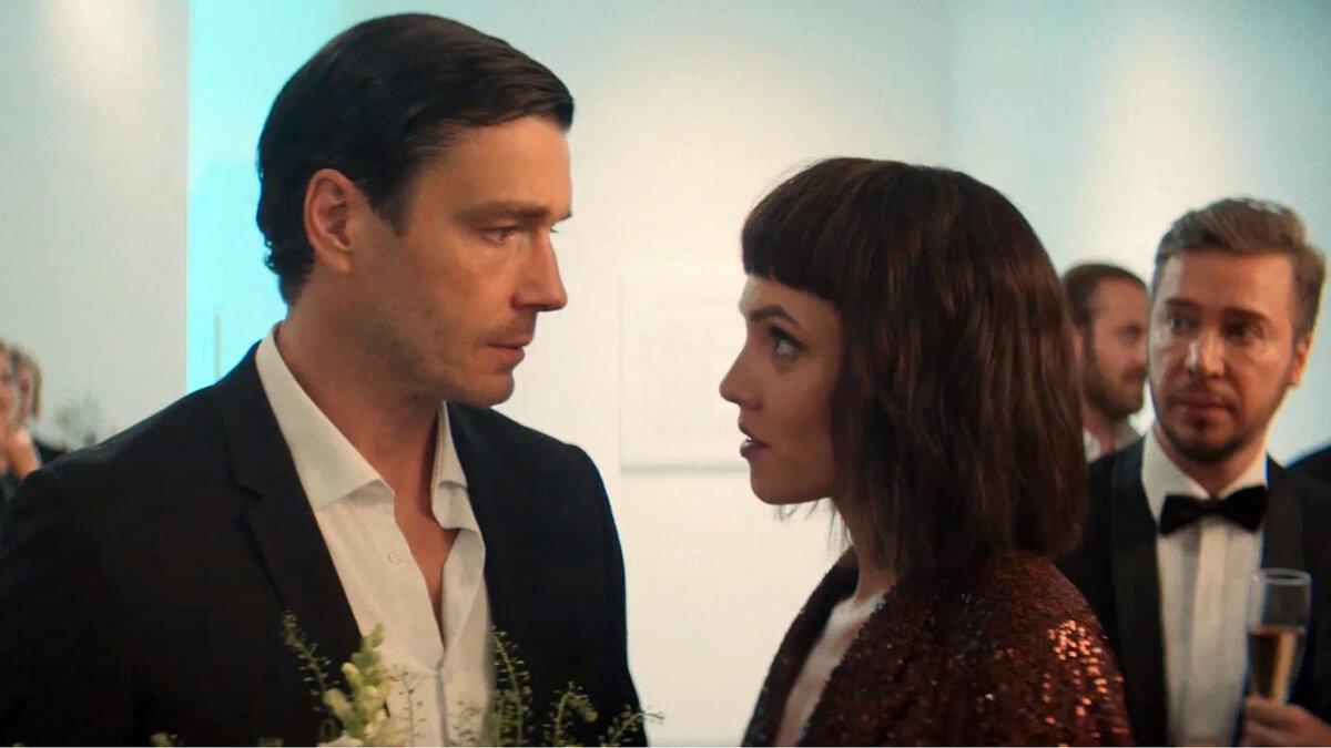 Кадр из сериала «Чужие деньги»