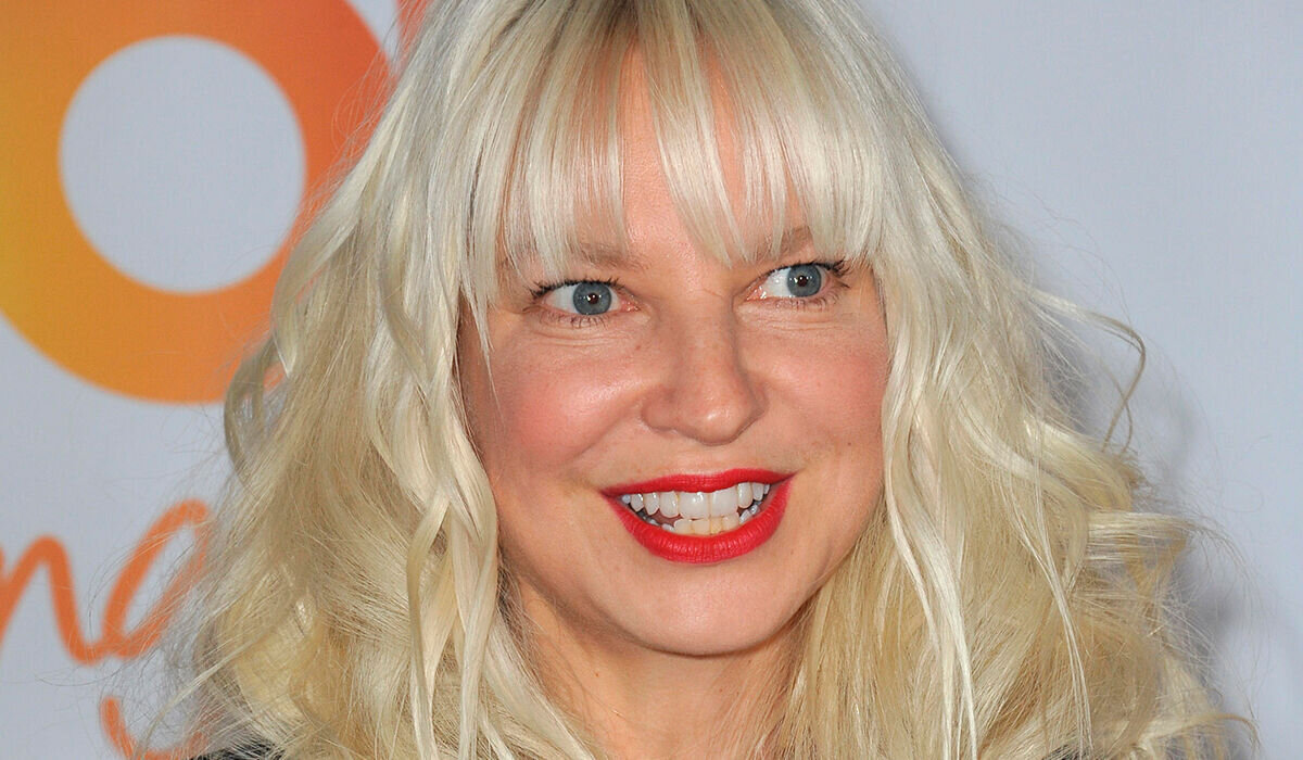 «Он как больной щеночек»: певица Sia обвинила Шайю ЛаБафа в супружеских изменах
