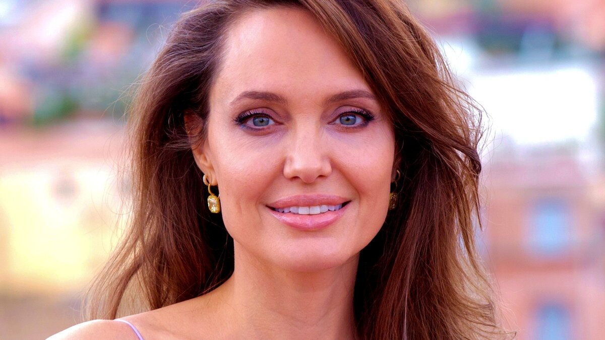 Мало кто знает, что у Анджелины Джоли есть брат: от их сходства просто жуть берет