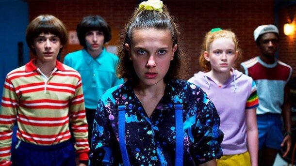 Милли Бобби Браун и другие актеры в сериале "Очень странные дела"