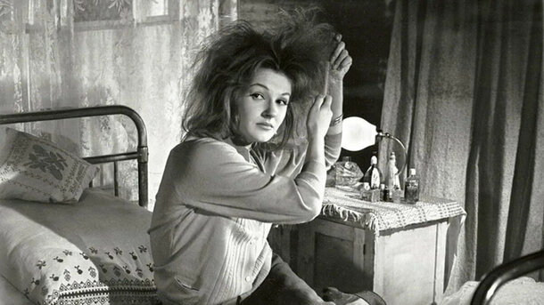 «В финальном кадре»: уморительный ляп в «Девчатах» не замечали 60 лет, пока Дружинина не «спалила» контору