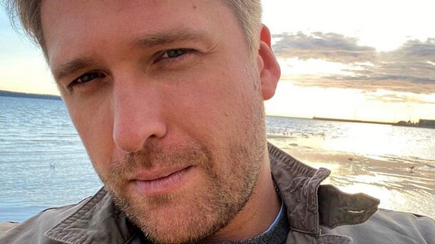 «Солнце, море и красивый мужчина»: 37-летний Дмитрий Пчела похвастался фигурой на пляже