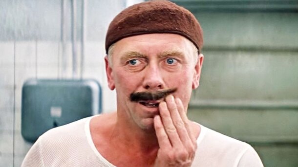 «Идиот, тьфу!»: эту реплику Папанова из «Бриллиантовой руки» обожают многие – а вы знали, кому на самом деле актер такое сказал?