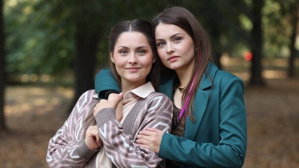 Сначала думали: ну, снова «мыло» про амнезию. А потом затянуло — сериал «Сестры» оказался с интригой похлеще турецких хитов