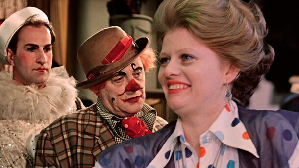 Кадры из фильмов «Москва слезам не верит», «Карнавальная ночь»